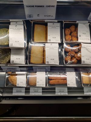 Préparations traiteur avec certains plats véganes at Bio-Planet in Mont-saint-guibert