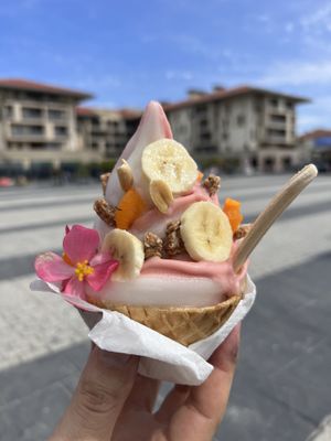 Envie gourmande : glace fraise, glace citron et 3 topping : cacahuètes, fruits (abricot et banane), granola coco-amande  at Vegetal Yogurt in Capbreton