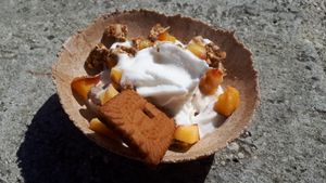 Coup with granola and peaches at Vegetal Yogurt in Capbreton