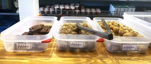 Dadelreepjes met cacao - Blissballs met citrus - Amandelkoekjes met een 💚 van dadelstroop at OHNE in Nevele