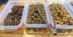 Dadelreepjes met cacao - Blissballs met citrus - Amandelkoekjes met een 💚 van dadelstroop at OHNE in Nevele