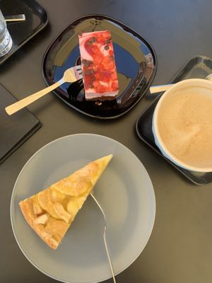 Veganer Apfelkuchen und vegane Erdbeerschnitte  at Kaffee Bar in Stralsund