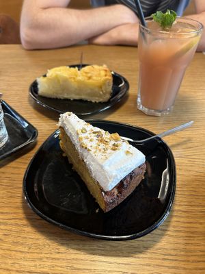 Karottenkuchen, im Hintergrund: Apfelkuchen  at Kaffee Bar in Stralsund