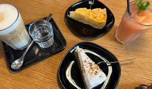 Latte Macchiato mit Hafermilch, verschiedene Kuchen, hausgemachte Birnenlimonade  at Kaffee Bar in Stralsund