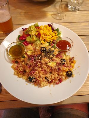 Bilagorsallad med oliver, bönor, soltorkade tomater m.m. at Carlas Cafe in Oerebro