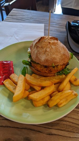 Vegan Burger (June 2023 €8) at ELUNO in Astorga