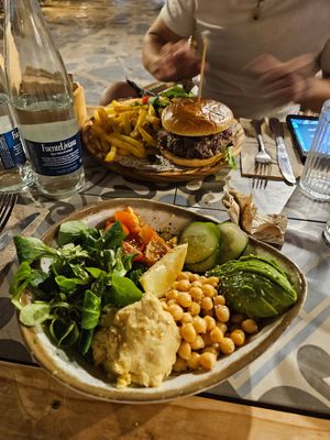 Vegan bowl & burguer at Mia Cafe in Marbella