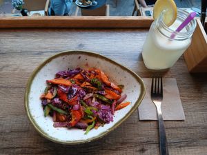 Vegan vegetable wok and lemonade at Mia Cafe in Marbella