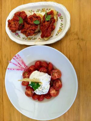 Tomates cerises burrata avec toasts de poivrons grillés at Le 19 in Bouc-bel-air