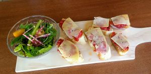 Toast poivrons grillés et gouda à la truffe at Le 19 in Bouc-bel-air