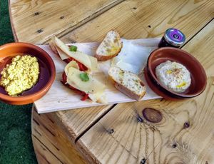 Planche végétarienne avec houmus et tapenades at Le 19 in Bouc-bel-air