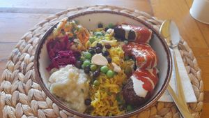 Falafel bowl at Pisekar Vegan Food in Antalya