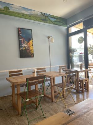 clean/well kept inside    at Pisekar Vegan Food in Antalya