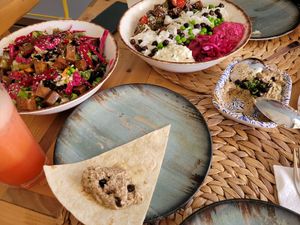 Ensalada de tofu. Bowl de tempeh. Black Hummus. at Pisekar Vegan Food in Antalya
