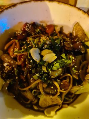 Linguini with veggies and teriyaki at Pisekar Vegan Food in Antalya