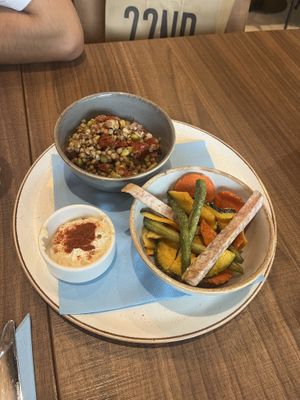 Linzensalade en groentenchips   at WASBAR in Hasselt