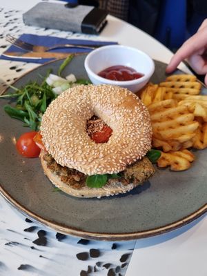 Falafel, rode biet, sla at WASBAR in Hasselt