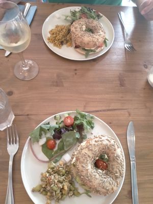 Bagel met hummus at WASBAR in Leuven