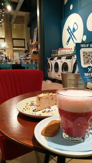 Beetroot latte with oatmilk and vegan banana cake at WASBAR - Melkmarkt in Antwerpen