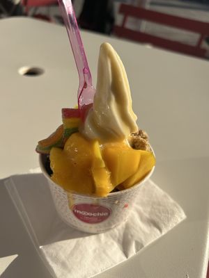Normal vegan, Oreo, Rainbow Gummi, Mango, Chocolate Granola, Passionfruit syrup 8,65€  at Moochie in Ghent
