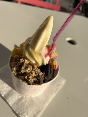 Normal vegan, Oreo, Rainbow Gummi, Mango, Chocolate Granola, Passionfruit syrup 8,65€  at Moochie in Ghent
