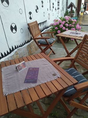 A teraszon kellemes belső udvarban is el lehet fogyasztani az ételeket.  at Beli's Vegan Bistro in Szekesfehervar