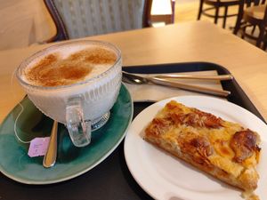 Chai oat and home-made apricot-apple tart at Rägeboge in Winterthur