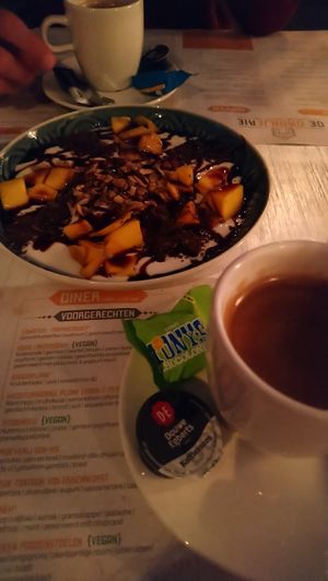 Kokos yoghurt met mango, granola, pure chocola at De Oranjerie in Joure