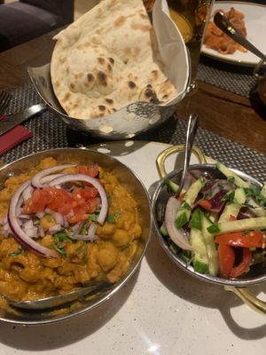 Csicseriborsó hagymás-paradicsomos mártásban, sali, tradicionális naan #Veganuary at Indigo - Pest in Budapest