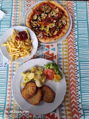 Vegane Pizza und vegetarische Gemüseschnitzerl at Strandbad Tschinder  in Dobriach