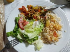 Acompanhado de arroz e salada de alface e tomate at Restaurante Regional in Oleiros