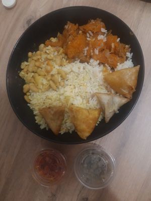 Fricassée de potiron, haricots blancs, riz et samoussas (carrottes, et poireaux coriandre) at Douces Saveurs Créoles in Combourg