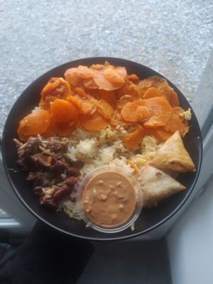 Riz, fricassé de carottes, haricots rouges, sauce dakatine et samoussas vegan at Douces Saveurs Créoles in Combourg