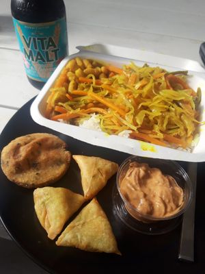 Riz, achard de légumes et haricots blanc, samoussas légumes, galette de fruits à pain et boisson typique (sans alcool) at Douces Saveurs Créoles in Combourg