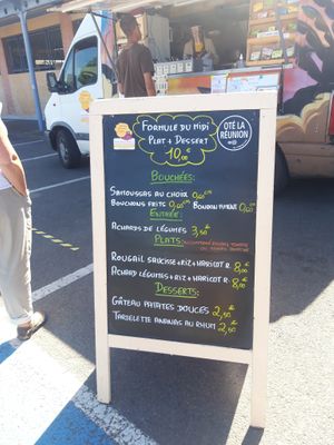 Le type de menu proposé, mais il varie d'une semaine à l'autre pour proposer un maximum de choix at Douces Saveurs Créoles in Combourg