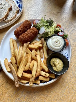 Friet met vegan kroketten. Met brood is ook mogelijk. ( € 12,-)  at Ludiek in Havelte