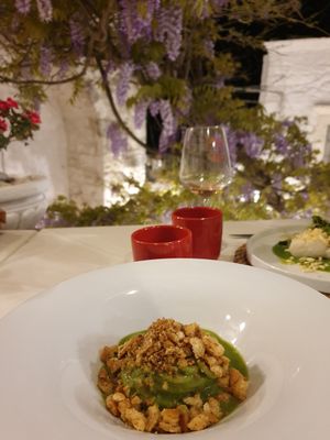 Spaghettone con crema di rape e crumble all'aglio at Taverna della Gelosia in Ostuni