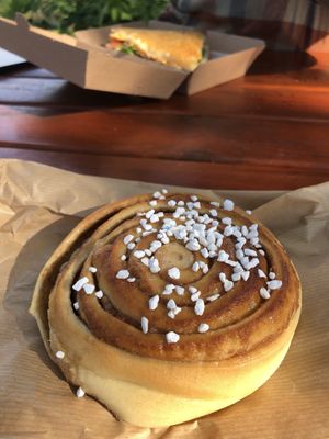 Vegan cinnamon bun (backround: non-vegan bacon sandwich)  at Brauð & Co in Reykjavik