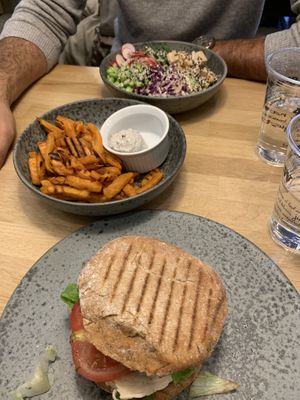 Poke bowl de salmon, boniato con salsa mayonesa-trufada vegana y hamburguesa de pollo con pan sin gluten  at 42°Raw in Copenhagen