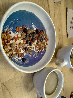 Blue bowl with spirulina at 42°Raw in Copenhagen