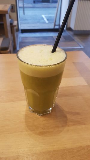 London- fresh juice made from pinneaple, apple and mint at 42°Raw in Copenhagen