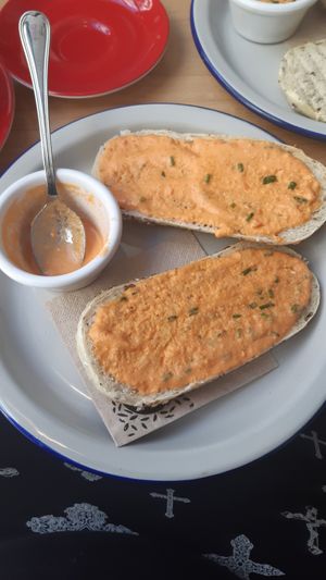 Toast with tomato at Almalibre Açaí House in Madrid