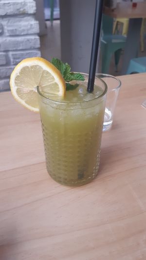 Lemonade at Almalibre Açaí House in Madrid