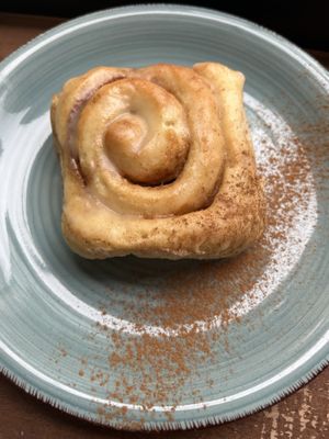 Cinnamon roll  at Almalibre Açaí House in Madrid