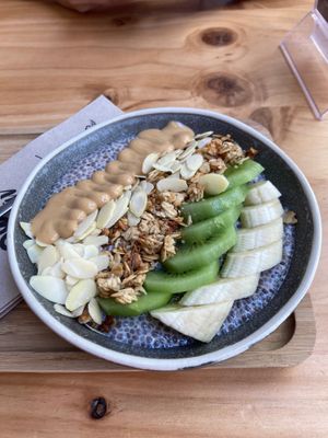 Chia pudding bowl at Almalibre Açaí House in Madrid