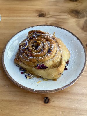 Vegan cinnamon, served warm and delicious  at Almalibre Açaí House in Madrid