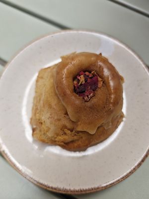 Cinnamon roll at Almalibre Açaí House in Madrid