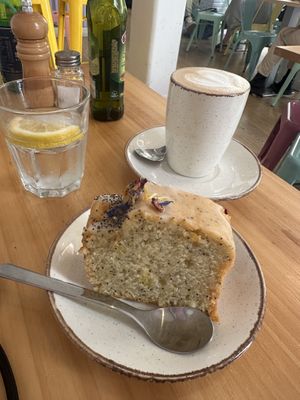 Lemoncake and Coffee  at Almalibre Açaí House in Madrid