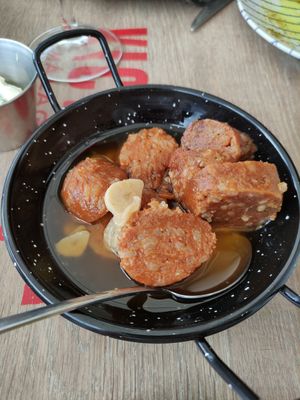 Chorizo vegano al vino seco | Chorizo in dry wine at La Odisea in Malaga