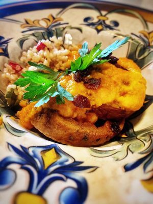 Redondo de seitán relleno de anacardos, ciruelas, champiñones y cebollita con arroz ilustrado at La Odisea in Malaga